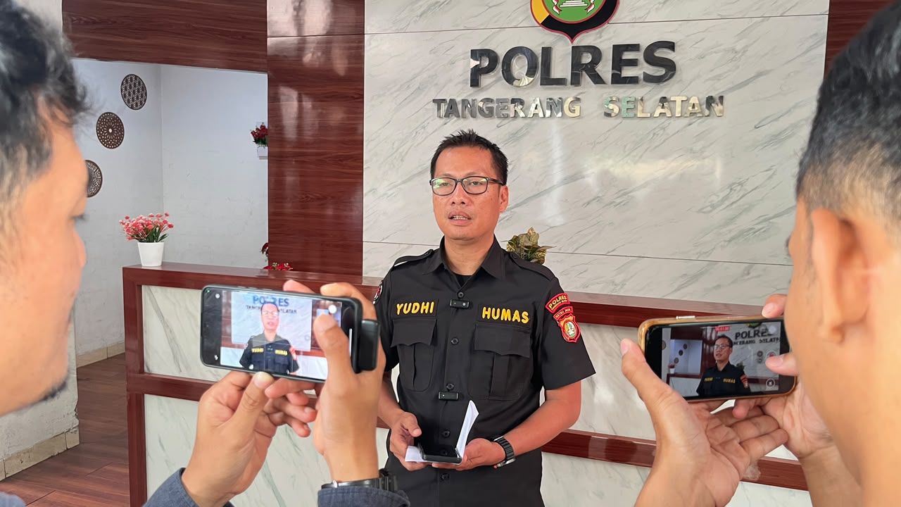 PELECEHAN. Kasubsi PIDM Humas Polres Tangsel, Ipda Yudhi saat diwawancarai awak media perihal kasus pelecehan terhadap siswi di ICM.