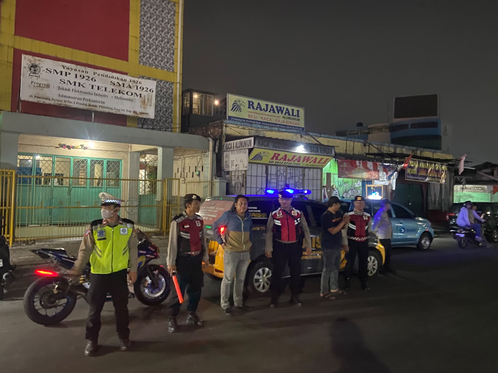 PATROLI - Polsek Pamulang gelar patroli malam guna mengantisipasi adanya tawuran.