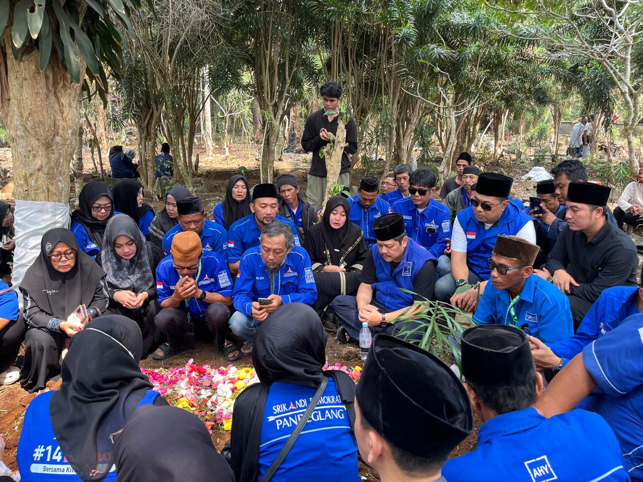 MEMANJATKAN DOA. Keluarga besar DPC Partai Demokrat Pandeglang, sedang memanjatkan doa di pemakaman Almarhum Agus Bustomi, di wilayah di Kecamatan Saketi, Kabupaten Pandeglang, Selasa (29/9). (NIPAL SUTIANA/TANGSEL POS)