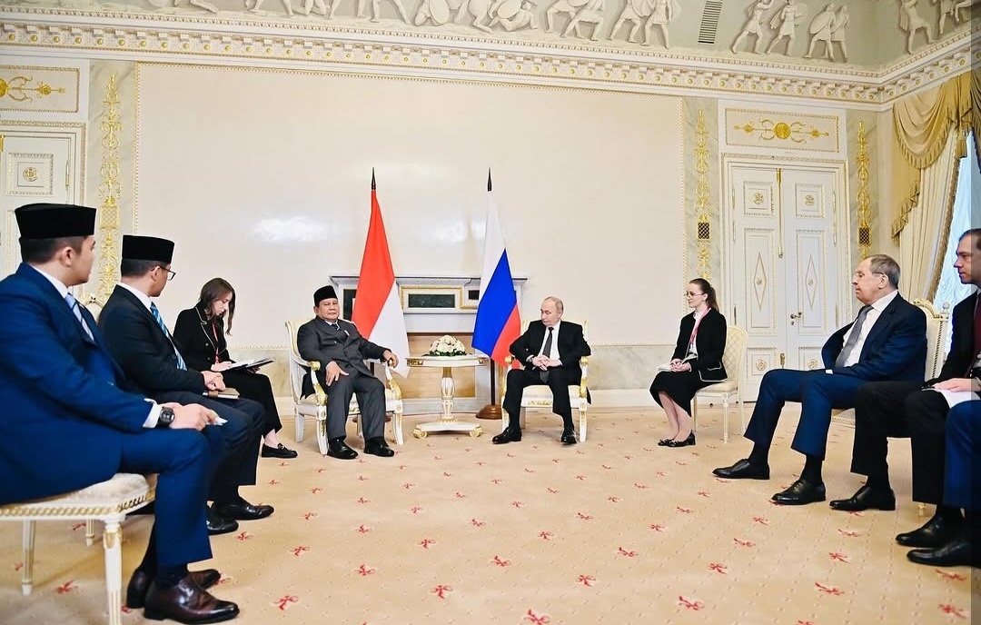 Presiden Prabowo saat bertemu Presiden Rusia Vladimir Putin. Foto : Ist