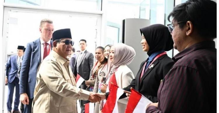 Presiden Prabowo disambut Mahasiswa yang sedang kuliah di Rusia. Foto : Ist