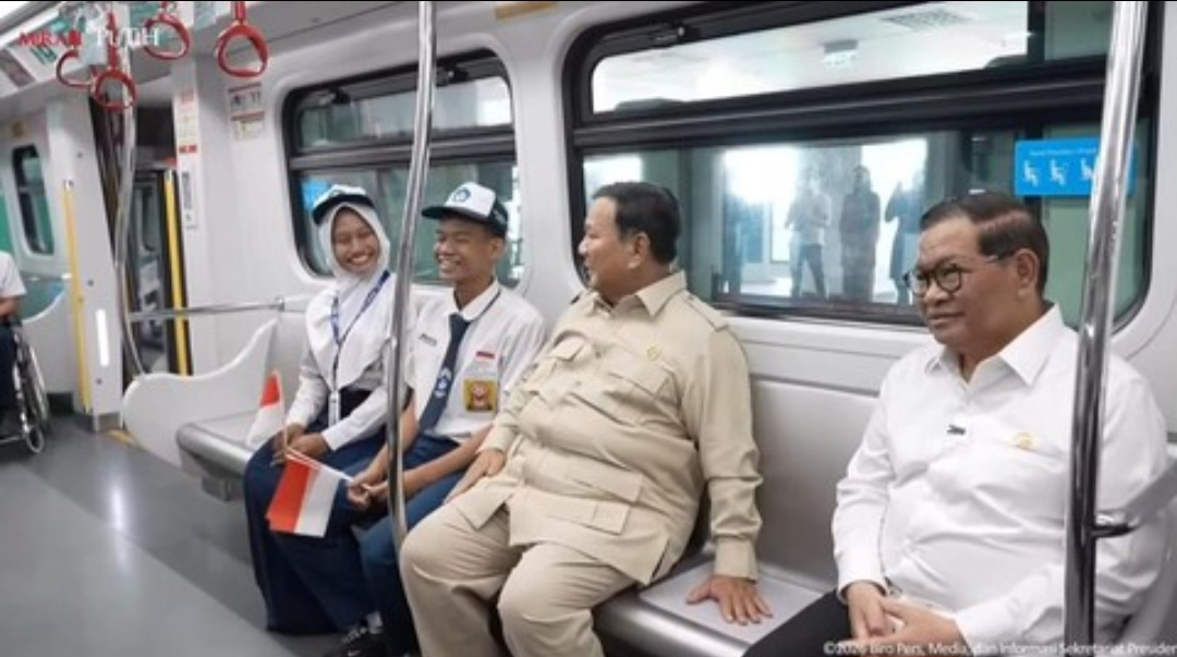 Presiden Prabowo didampingi Gubernur Pramono Anung berada di LRT Jakarta rute Kelapa Gading-Manggarai, Rabu (16/9/2026). Foto : Dok. Set Pres
