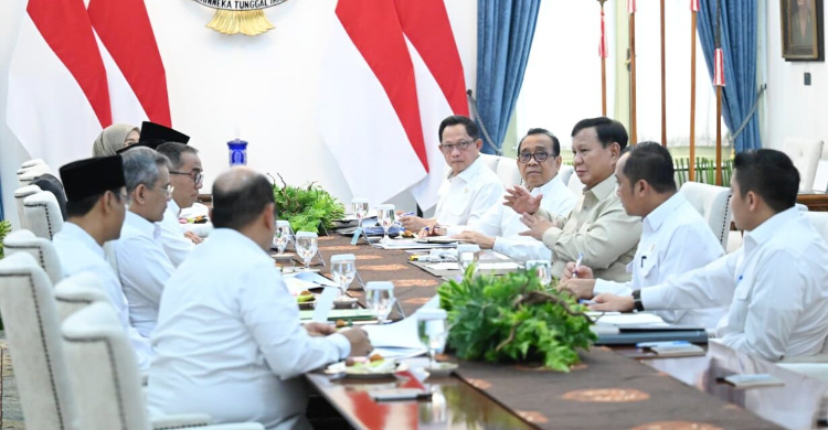 Presiden Prabowo rapat dengan Menteri di Istana. Foto : Ist
