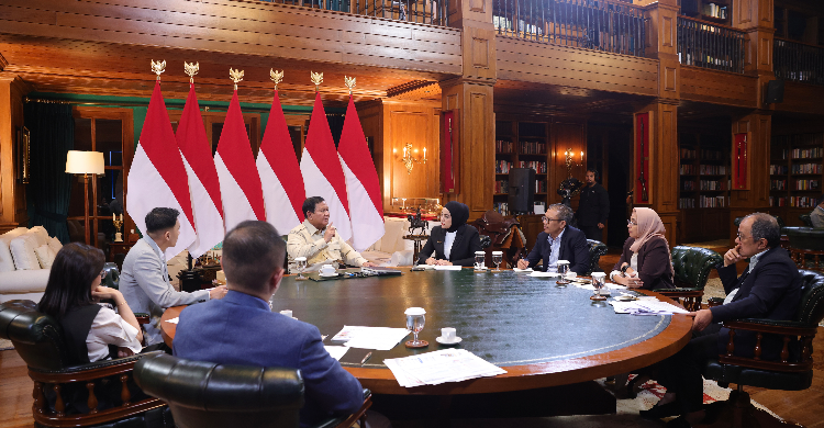 Presiden Prabowo saat diskusi dengan sejumlah wartawan senior, Ratna Susilowati Direktur Pemberitaan RM Group (no 2 dari kanan) hadir pada diskuso yang berlangsung di Hambalang. Foto : Ist