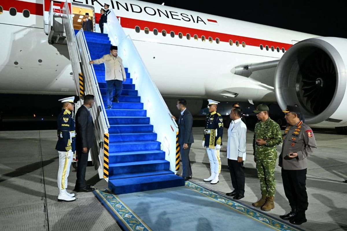 Presiden Prabowo tiba di Bandara Halim Perdana Kusuma setelah lawatan dari Rusia. Foto : Ist