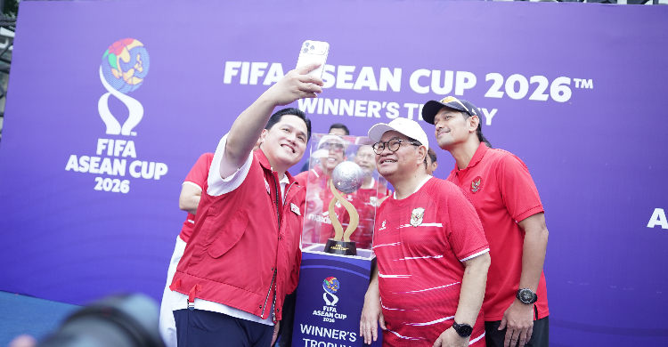 Ketum PSSI Erick Thohir dan Gubernur DKI Pramono Anung pada acara Roll To Glory FIFA ASEAN Cup Family Parade. Foto : Ist
