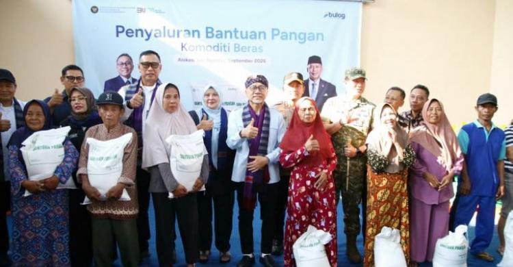 Menko Pangan Zulkifli Hasan saat meninjau penyaluran bantuan pangan di Balai Desa Gogorante, Kecamatan Ngasem, Kabupaten Kediri, Jawa Timur. Foto : Ist