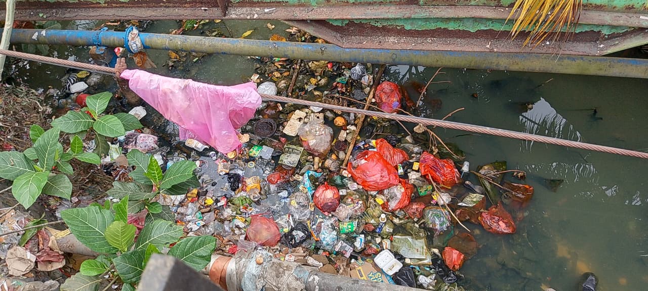 BERSERAKAN DI SUNGAI. Sampah terlihat dibiarkan berserakan di aliran sungai yang berada di kawasan wisata Carita, tepatnya di bawah jembatan dekat Masjid Jami Al-Khusaeni Carita, Kabupaten Pandeglang, Selasa (29/9). (ISTIMEWA)