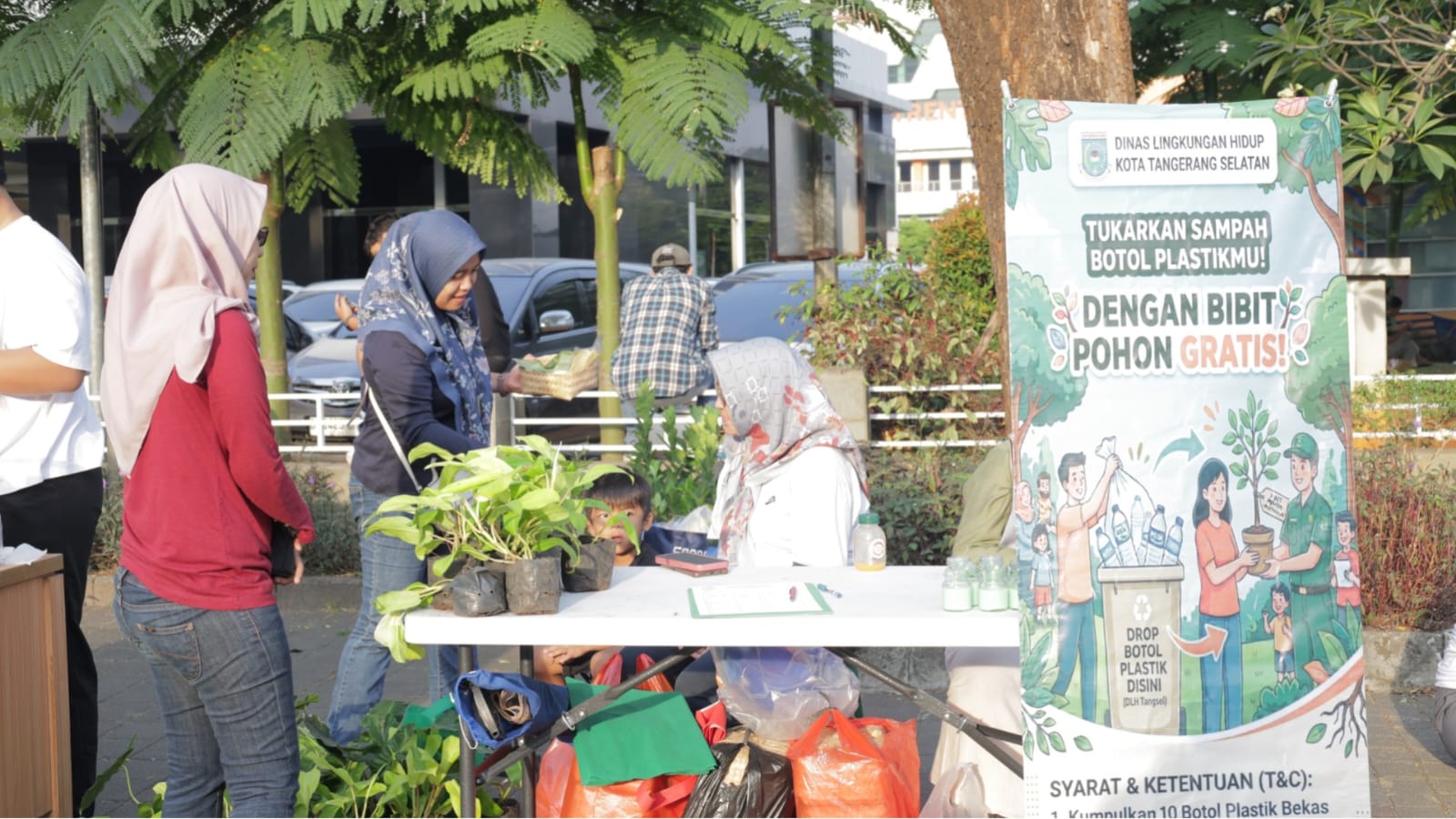 TANAMAN. Stan penukaran sampah dengan pohon di area CFD wilayah BSD, Serpong.