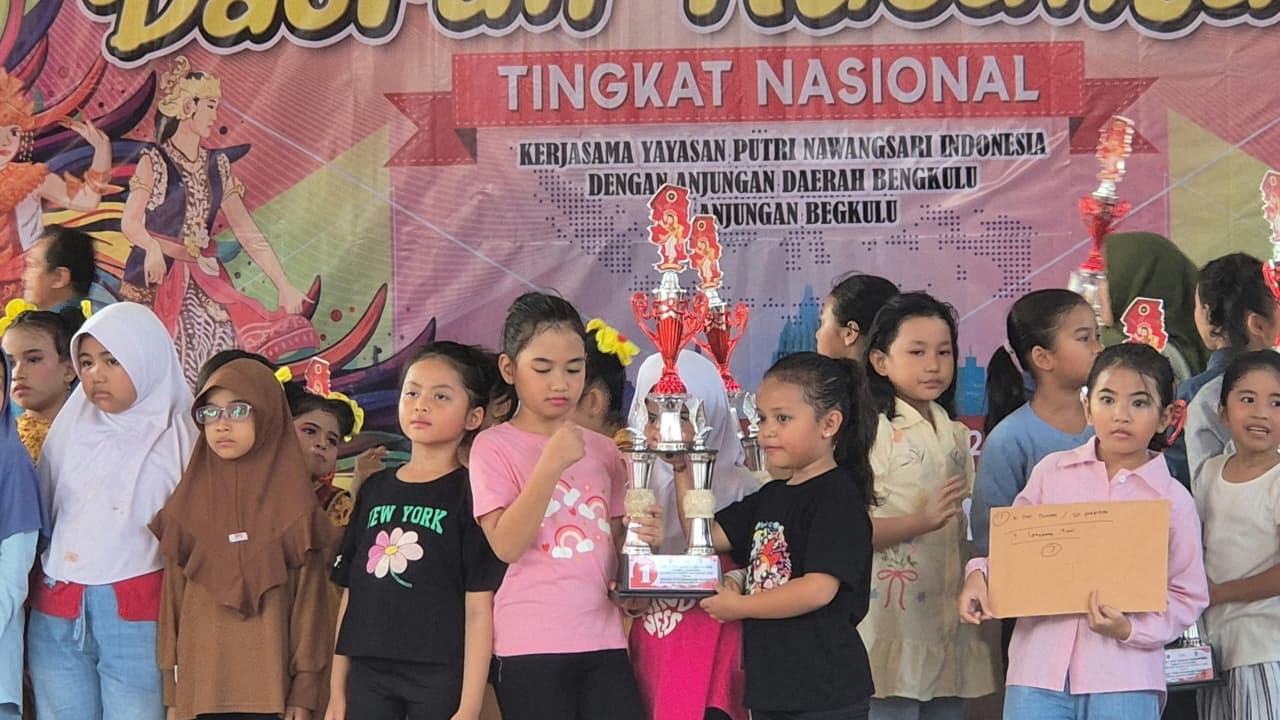 LOMBA TARI. Siswi SDN Puspiptek berhasil menyabet 8 gelar juara dalam Lomba Tari Daerah Nusantara tingkat Nasional di TMII
