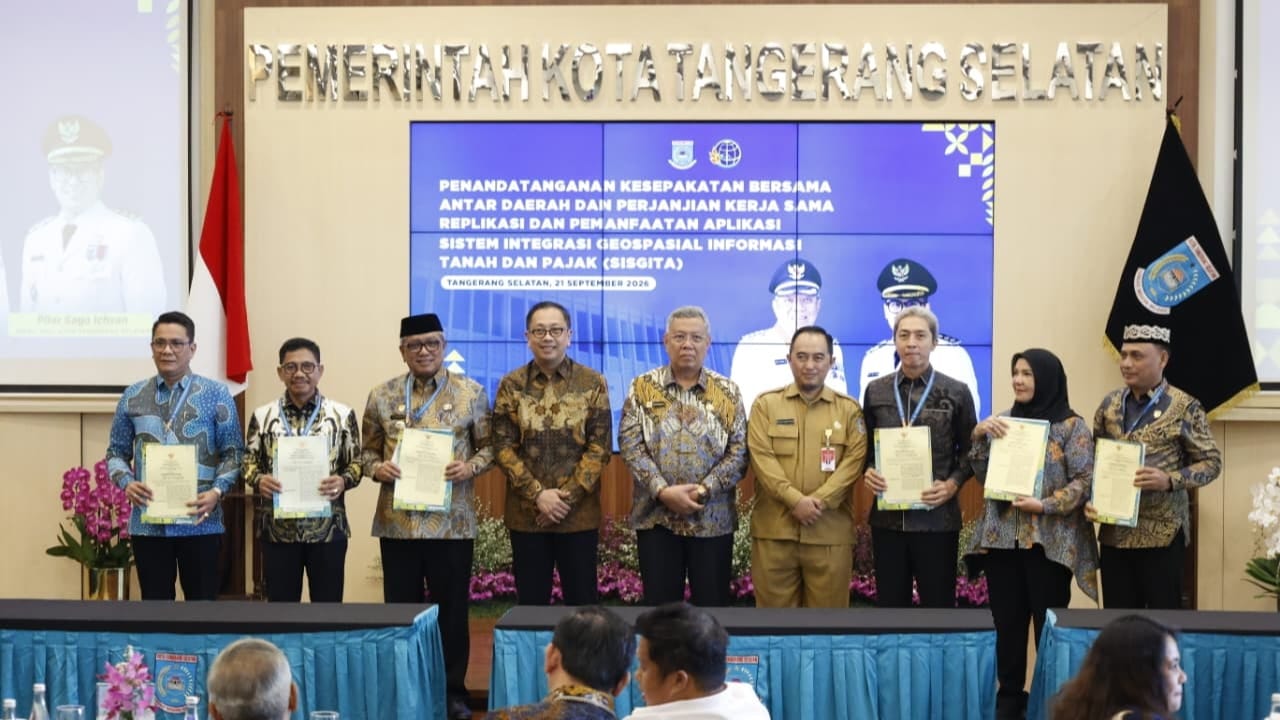 PENANDATANGANAN. 60 daerah lakikan penandatangan kerja sama replikasi SISGITA milik Tangsel. (Dok. Humas Tangsel)