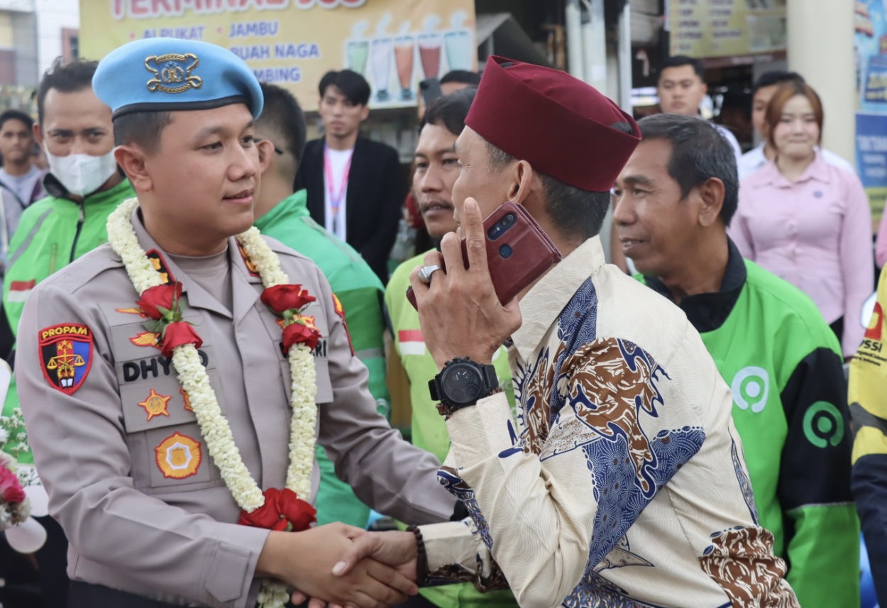 Penyelidik Pengamanan Internal Muda Tingkat I Divpropam Polri, AKBP Dhyno Indra Setyadi, sedang menyalami masyarakat saat pamit dari jabatan sebagai Kapolres Pandeglang, di luar halaman Mapolres Pandeglang, Rabu (16/9). (NIPAL SUTIANA/TANGSEL POS)