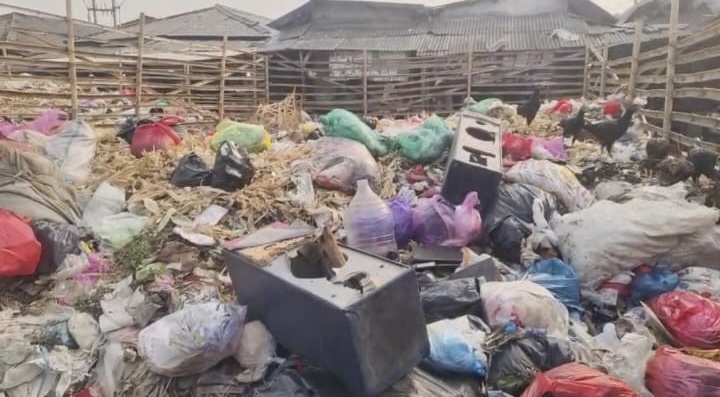 MENUMPUK DAN BAU. Kondisi sampah di kawasan Pasar Labuan, Kecamatan Labuan, Kabupaten Pandeglang, terlihat menumpuk dan mengeluarkan bau busuk yang mengganggu kenyamanan para pedagang dan pembeli, Senin (21/9). (ISTIMEWA)