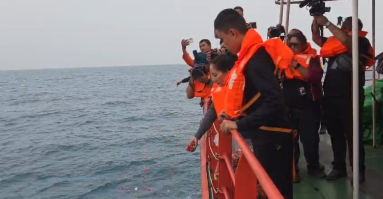 Keluarga korban speedboat Arupadatu I menggelar tabur bunga di sekitar perairan Gunung Anak Krakatau. Foto : Ist