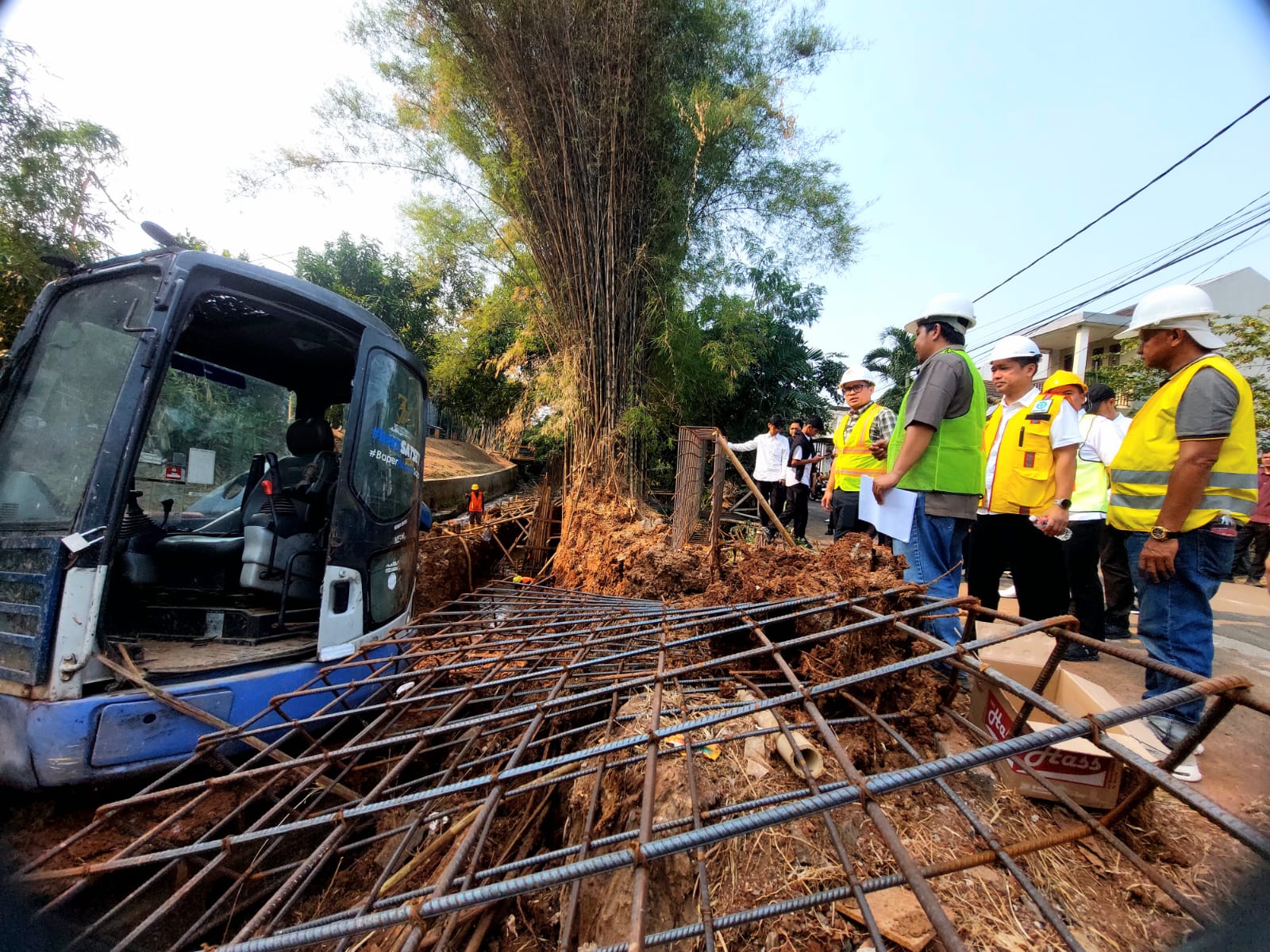 Wakil Wali Kota Tangsel, Pilar Saga Ichsan saat mengecek langsung progres pekerjaan turap di tiga titik pembangunan. (tangselpos.id/rmn)