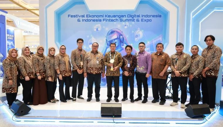 Kab. Tangerang meraih penghargaan TP2DD (Tim Percepatan dan Perluasan Digitalisasi Daerah) terbaik se-Jawa Bali dari Kementerian Koordinator Bidang Perekonomian RI dan Kementerian Dalam Negeri RI. Foto : Humas Kab. Tangerang