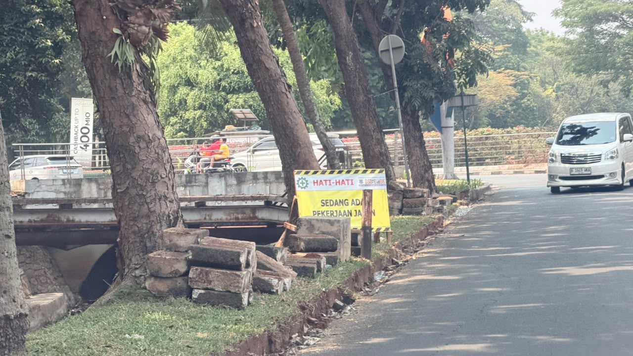 Perbaikan jalan terlihat di akses menuju Perumahan River Park, Bintaro Sektor 8, Pondok Jaya, Pondok Aren. Foto : Karen Putri