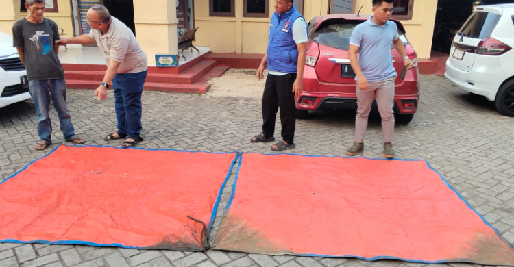 Terpal yang ditemukan bukan milik kapal KM Arupadhatu 1 yang membawa 5 wartawan. Foto : Ist