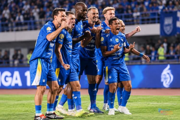 Selebrasi skuad Persib usai menang 3-1 dari PSM. Foto : Ist
