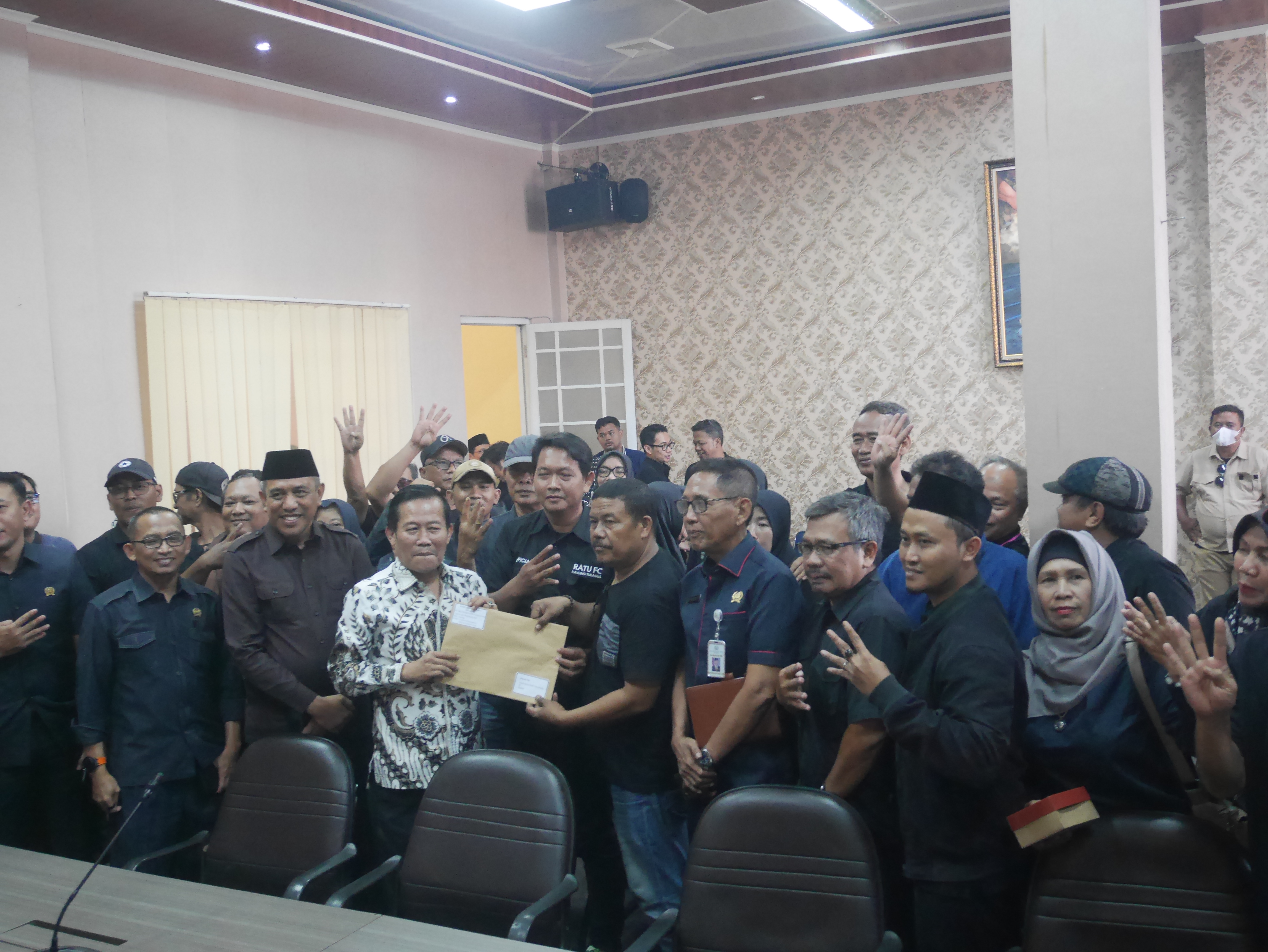 Komite Penyelamat SMPN 4 menyerahkan dokumen yang menjadi aspirasi kepada Ketua DPRD Kota Serang, Muji Rohman, Senin (14/9/2026).(Ari Supriadi-tangselpos.id)