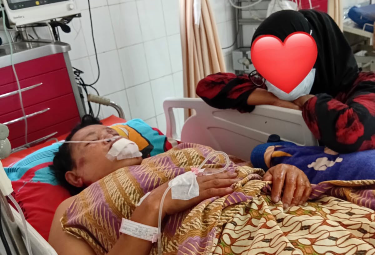JALANI PERAWATAN. Pasca tertabrak mobil pickup, satu orang relawan MBG Cibaliung 2, Kecamatan Cibaliung, tengah menjalani perawatan medis di RSUD Berkah Pandeglang, Rabu (23/9). (ISTIMEWA)