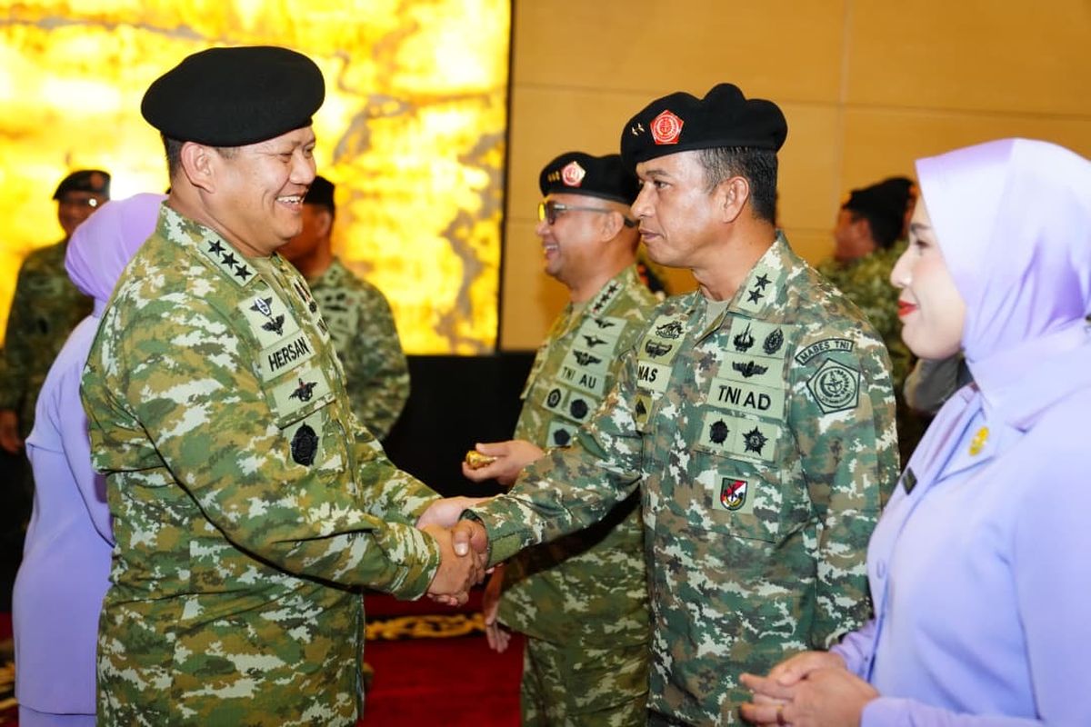Kapuspen TNI Mayjen TNI Muhammad Nas (kanan). Foto : Ist