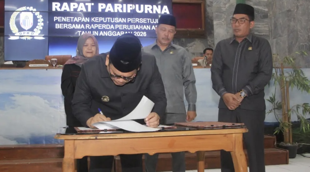 MENANDATANGANI. Wabup Lebak Amir Hamzah, sedang menandatangani berita acara Penetapan Keputusan Persetujuan Bersama Raperda tentang Perubahan APBD TA 2026, di Ruang Rapat Paripurna DPRD Kabupaten Lebak, Rabu (16/9). (DOK. PROKOPIM SETDA LEBAK)