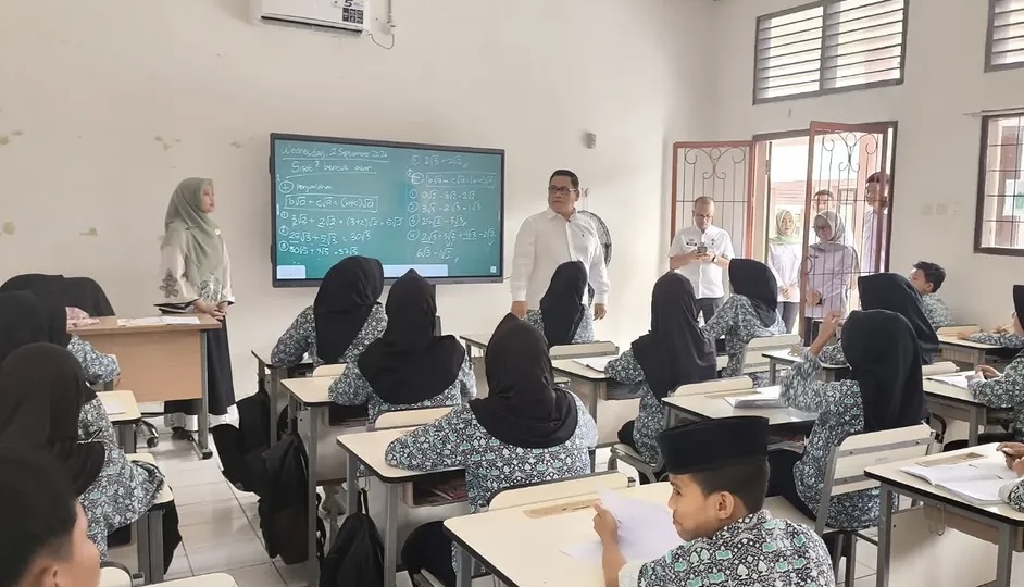BERI MOTIVASI. Wabup Lebak Amir Hamzah sedang memberikan motivasi kepada para pelajar Sekolah Rakyat Terintegrasi I Kabupaten Lebak, Rabu (2/9). (DOK. PROKOPIM SETDA LEBAK)