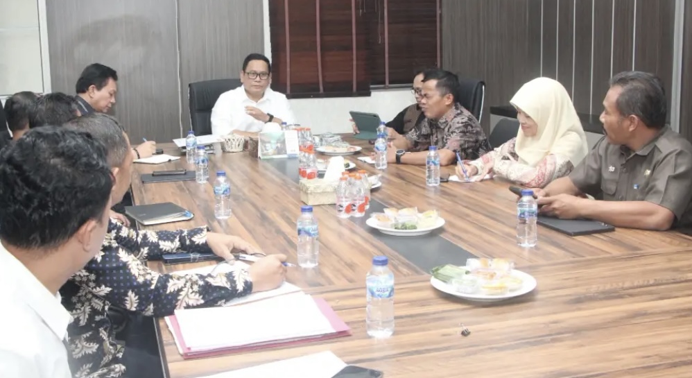 RAKOR. Wabup Lebak, Amir Hamzah, sedang memimpin Rakor Rencana Pemanfaatan Lahan Kebun Area Rangkasbitung dan sekitarnya yang telah berakhir masa Hak Guna Usaha (HGU), di Ruang Kerja Wabup Lebak, Kamis (10/9). (DOK. PROKOPIM SETDA LEBAK)