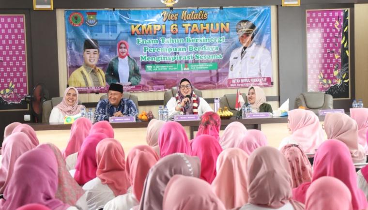 Wakil Bupati Tangerang Intan Nurul Hikmah saat menghadiri peringatan Hari Lahir (Harlah) ke-6 KMPI Kabupaten Tangerang di Kantor Desa Cikupa, Jumat (18/9/2026). Foto : Humas Kab. Tangerang