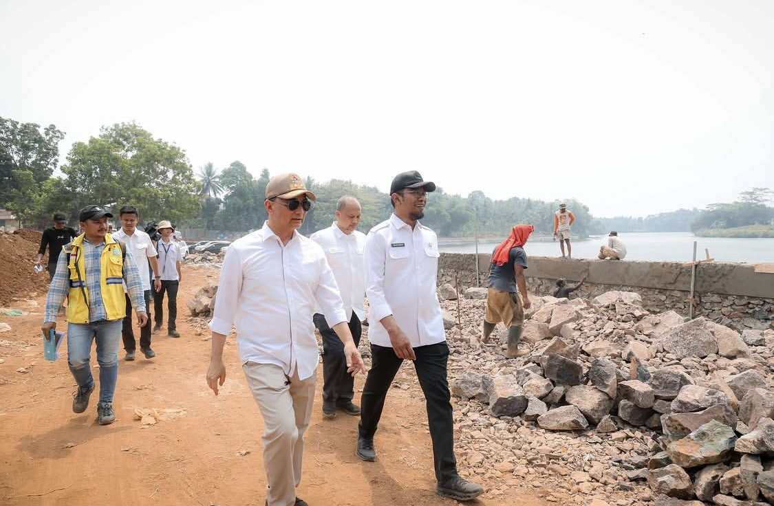 TINJAU SITU CIKEDAL. Wagub Banten Dimyati Natakusumah, didampingi Kepala DPUPR Banten Arlan Marzan dan jajaran lainnya, sedang meninjau secara langsung pembangunan Situ Cikedal, di Kecamatan Cikedal, Kabupaten Pandeglang, Rabu (2/9). (ISTIMEWA)