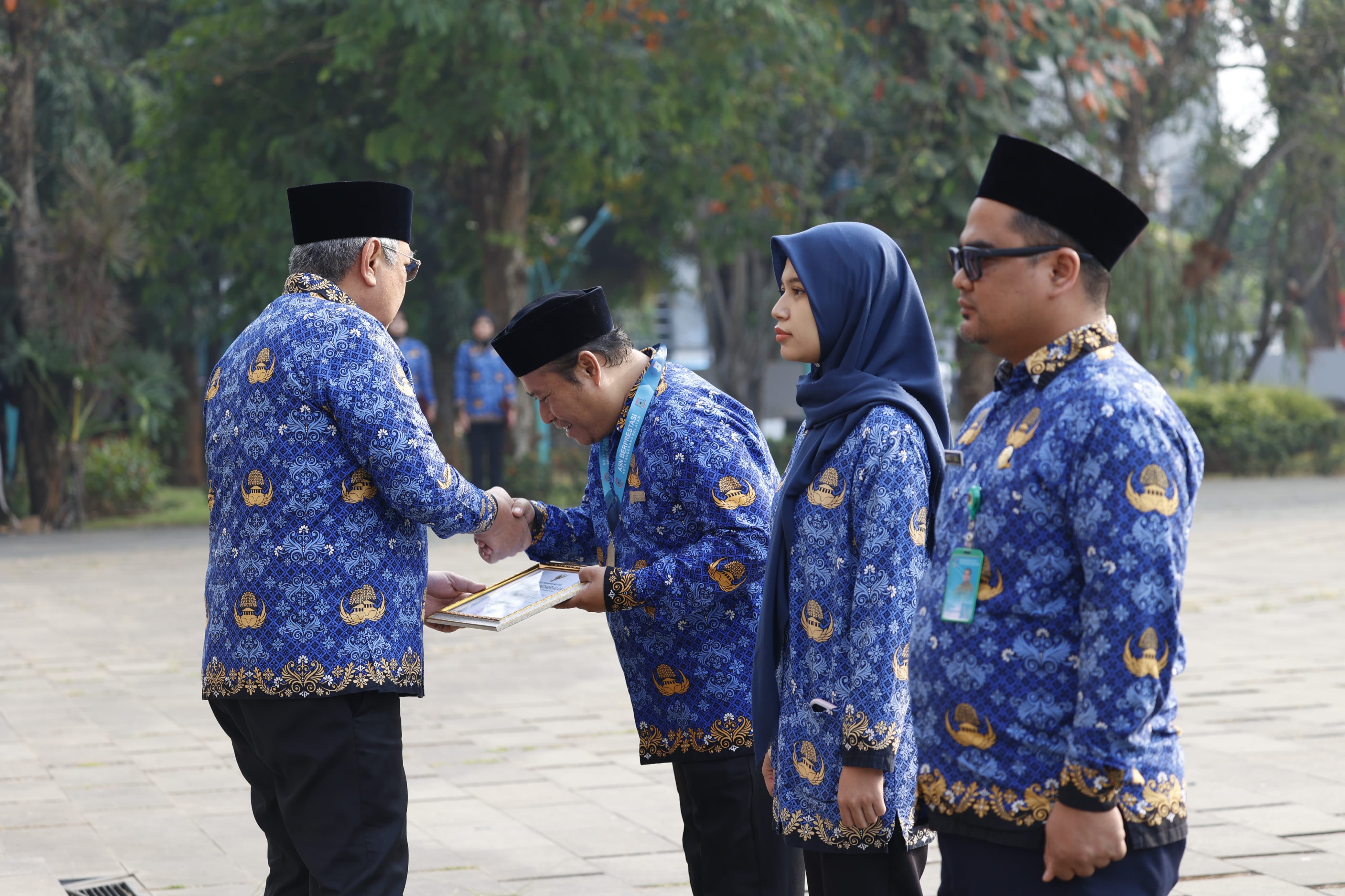 INOVASI ASN. Wali Kota Tangsel, Benyamin Davnie saat menyerahkan penghargaan saat Apel Hari Kesadaran di Puspemkot Tangsel.