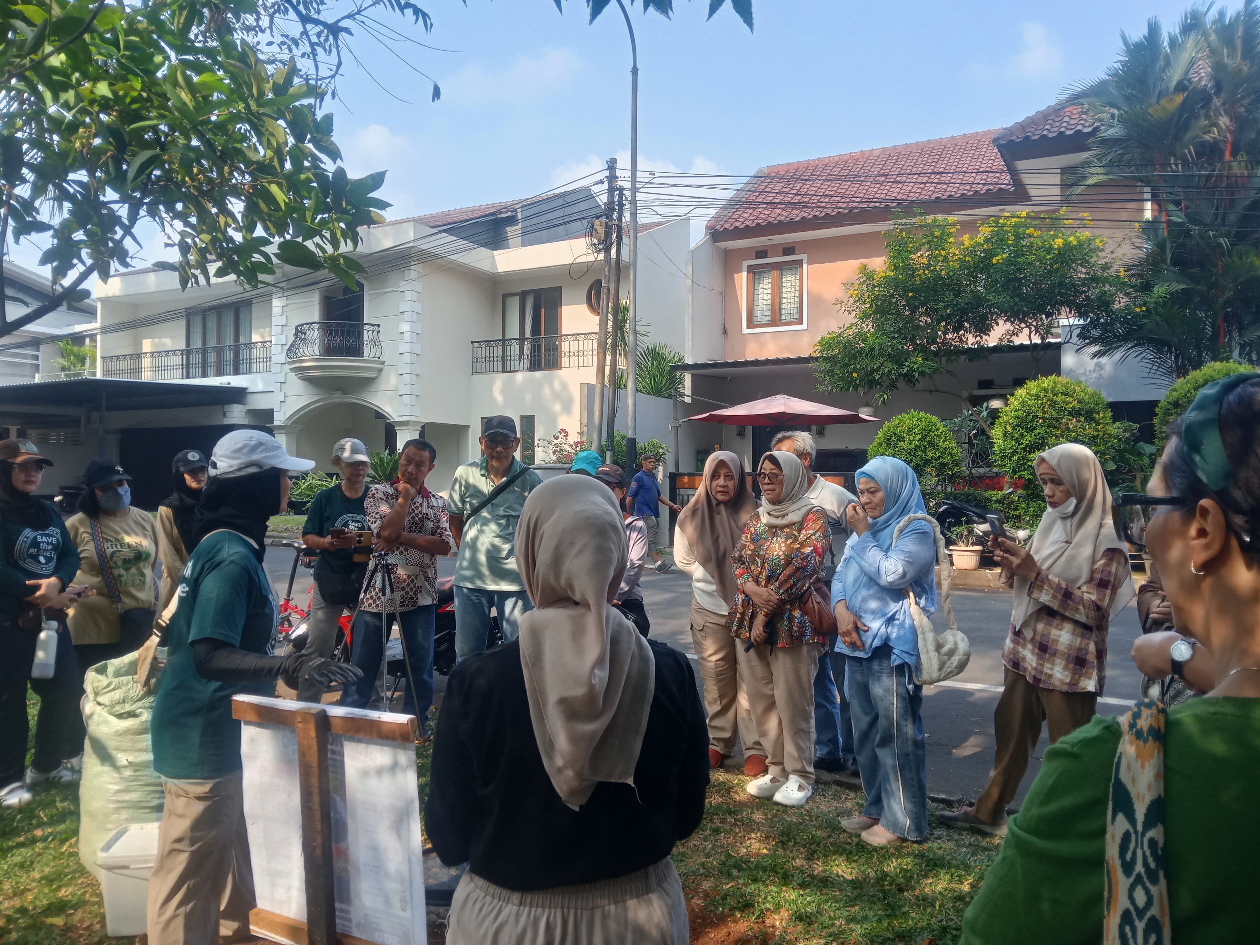 Pelatihan mengompos komunal di Perumahan River Park, Kamis (24/9/2026). Foto : Alifah MG