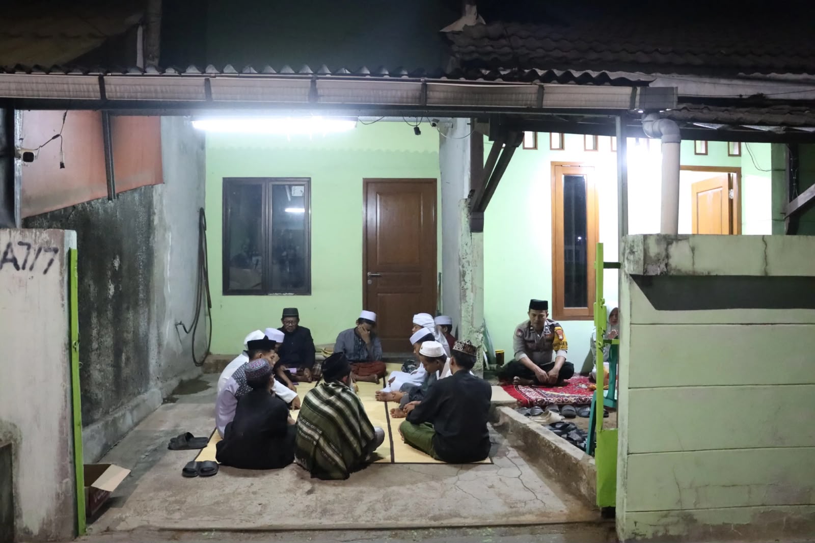 DOA BERSAMA - Polsek Serpong ikut doa bersama di rumah salah satu jurnalis yang hilang di Selat Sunda.