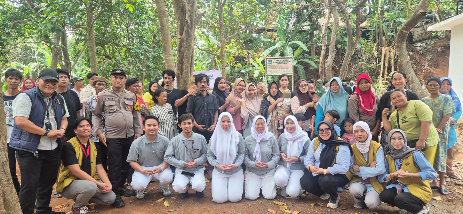BANTU WARGA. Relawan Serpong 2 Tau Zhi berikan bantuan air bersih dan sembako kepada warga di dekat TPA Cipeucang, Kamis (24/9).