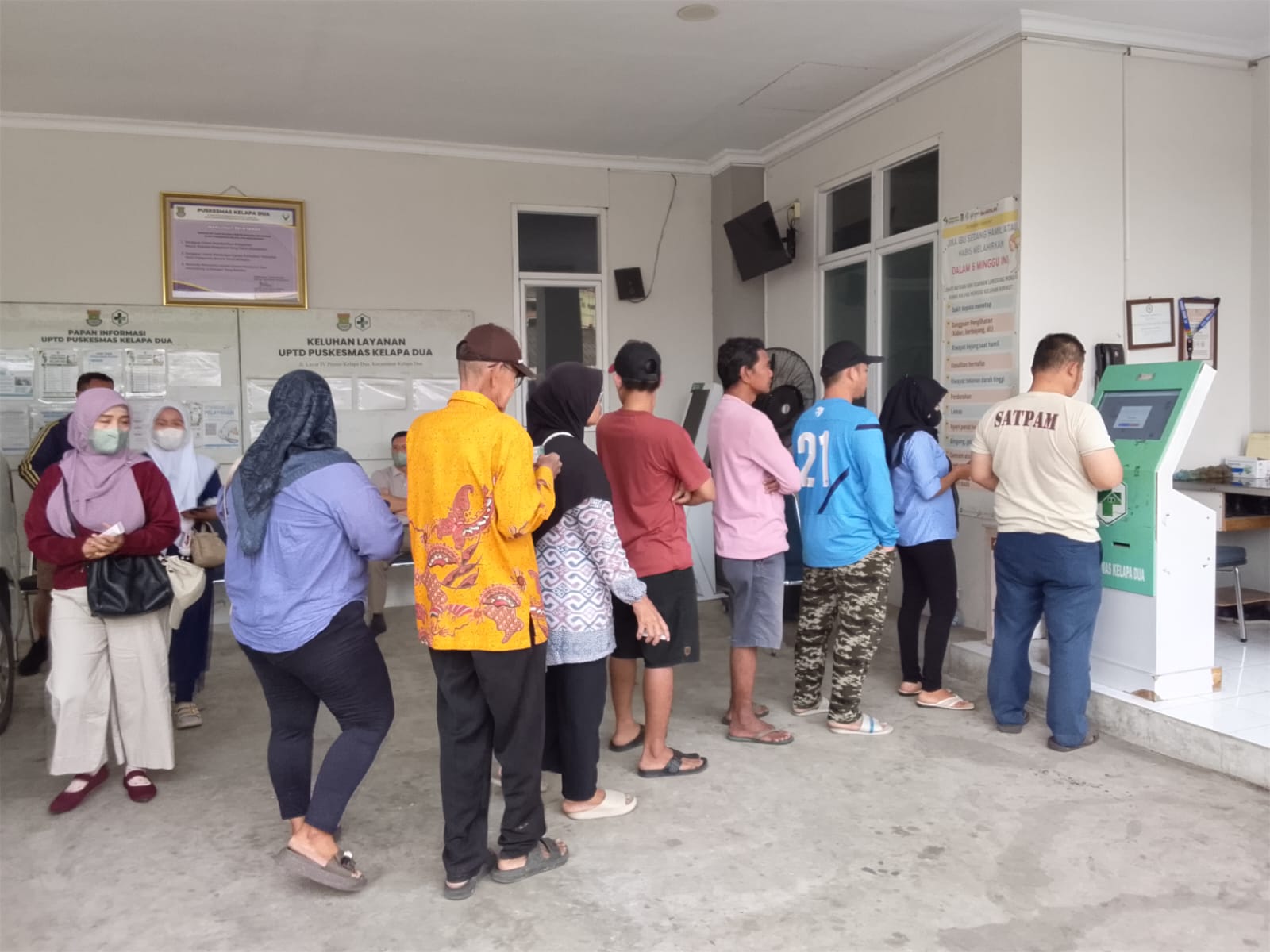 Antrean pasien poli gigi UPTD Puskesmas Kelapa Dua ramai didatangi warga pada Selasa (8/9/2026). Foto : Ist