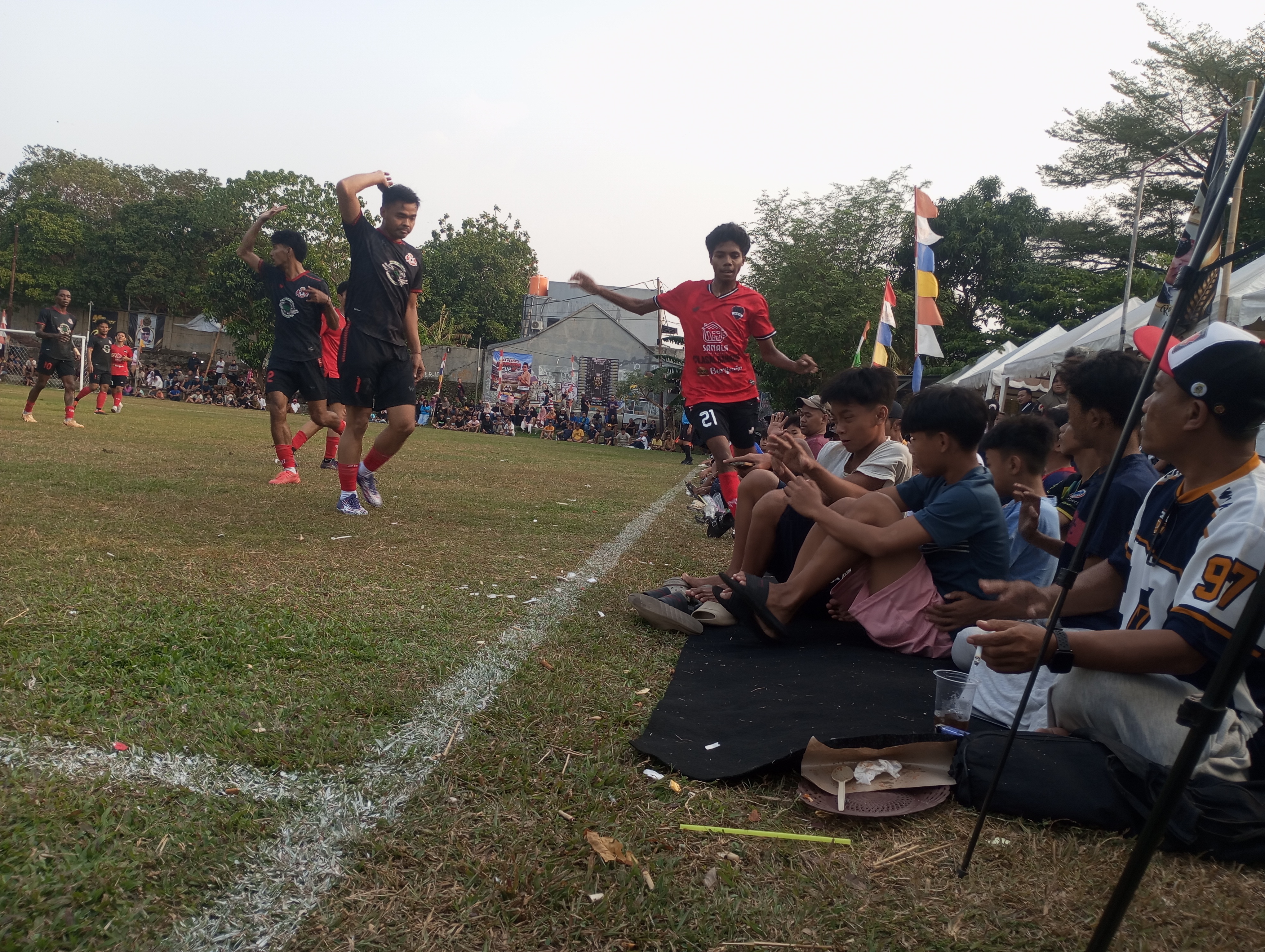 Pemain muda Peje FC, Pirlo (merah) mengejar bola hingga ke tepi lapangan pada laga lawan West Junior, Senin (21/09/2026) sore.(red/tangselpos.id).
