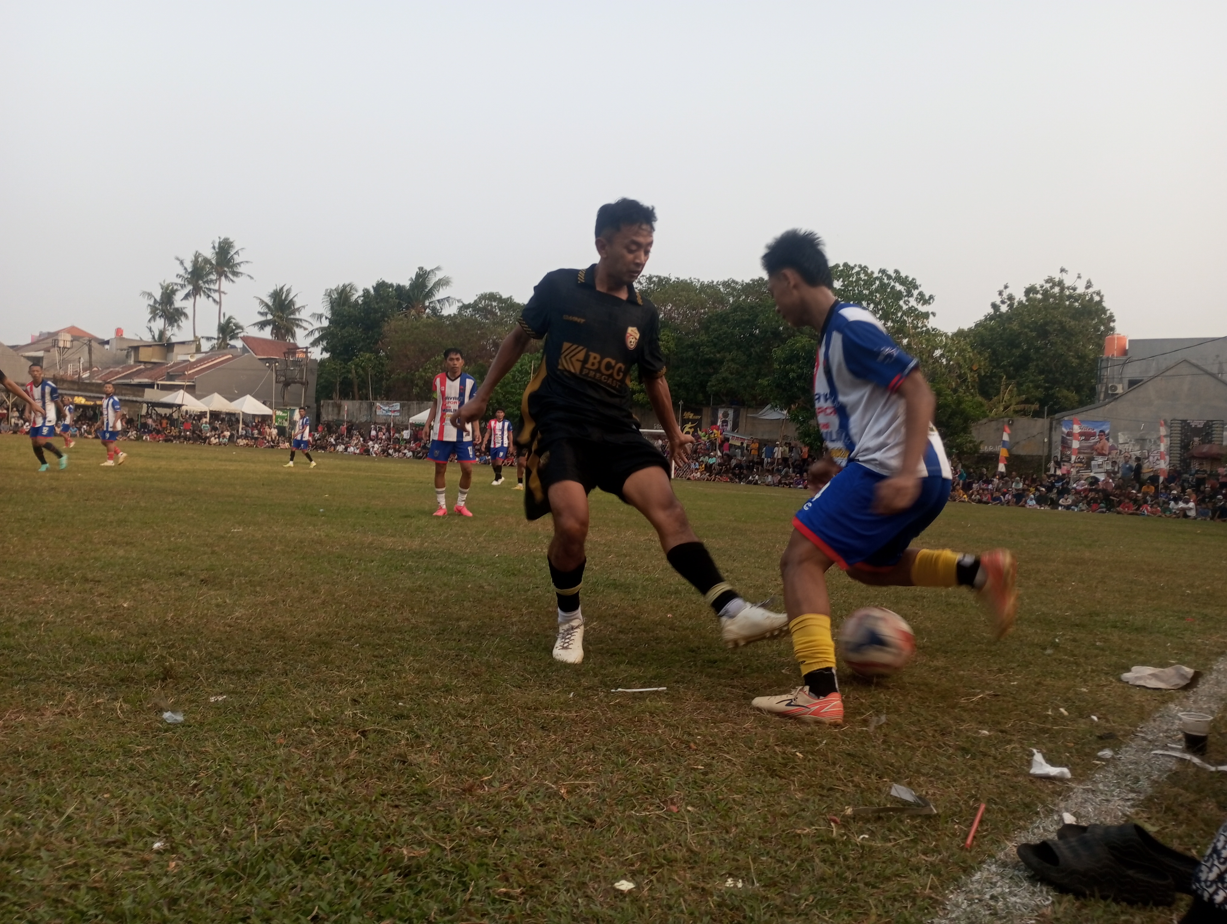 Duel tak seimbang terjadi saat Wowo FC hadapi Ponser pada Minggu (20/09/2016).(red/tangselpos.id).