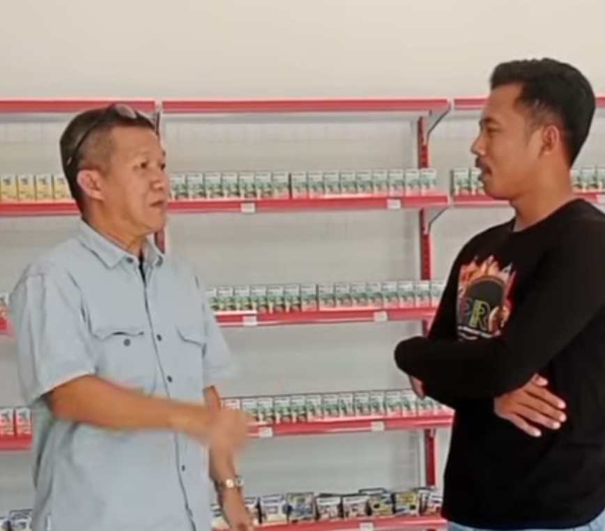 BERBINCANG. Kepala DKUPP Kabupaten Pandeglang, Rd Goenara Daradjat, sedang berbincang dengan salah seorang pihak KDKMP di wilayah Kabupaten Pandeglang saat melakukan pengecekan secara langsung, beberapa waktu lalu. (ISTIMEWA)