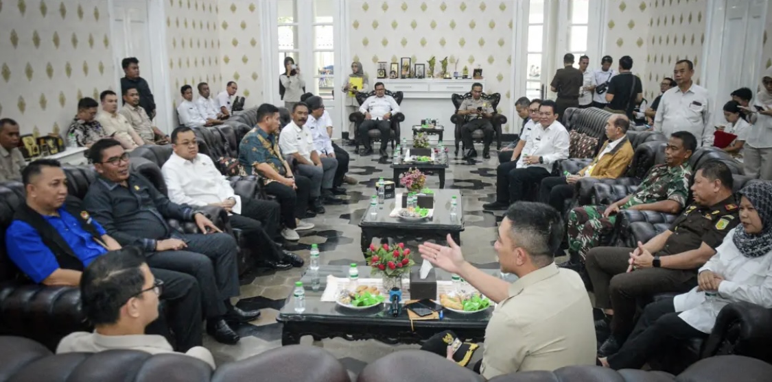 KOORDINASI. Bupati Lebak, Moch. Hasbi Asyidiki Jayabaya bersama jajarannya dan para pihak terkait, sedang melakukan koordinasi dan Kick-off pekerjaan pembangunan Huntap tersebut, bersama, di Gedung Negara Kabupaten Lebak, Rabu (14/10). (DOK. PROKOPIM SETDA LEBAK)