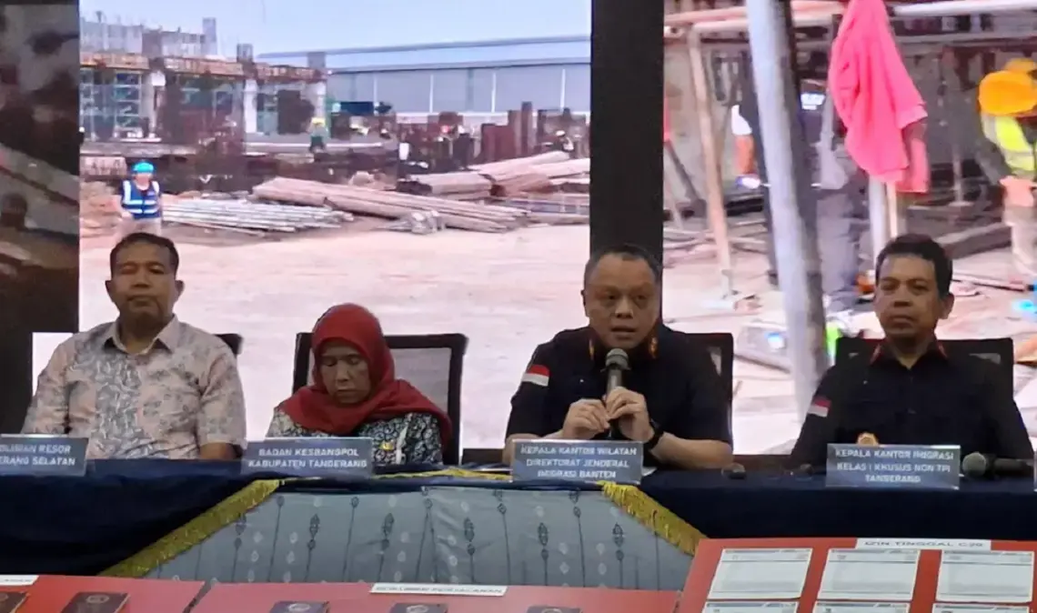Kepala Kantor Wilayah Direktorat Jenderal Imigrasi Banten Barron Ichsan saat konferensi pers. Foto : Ist