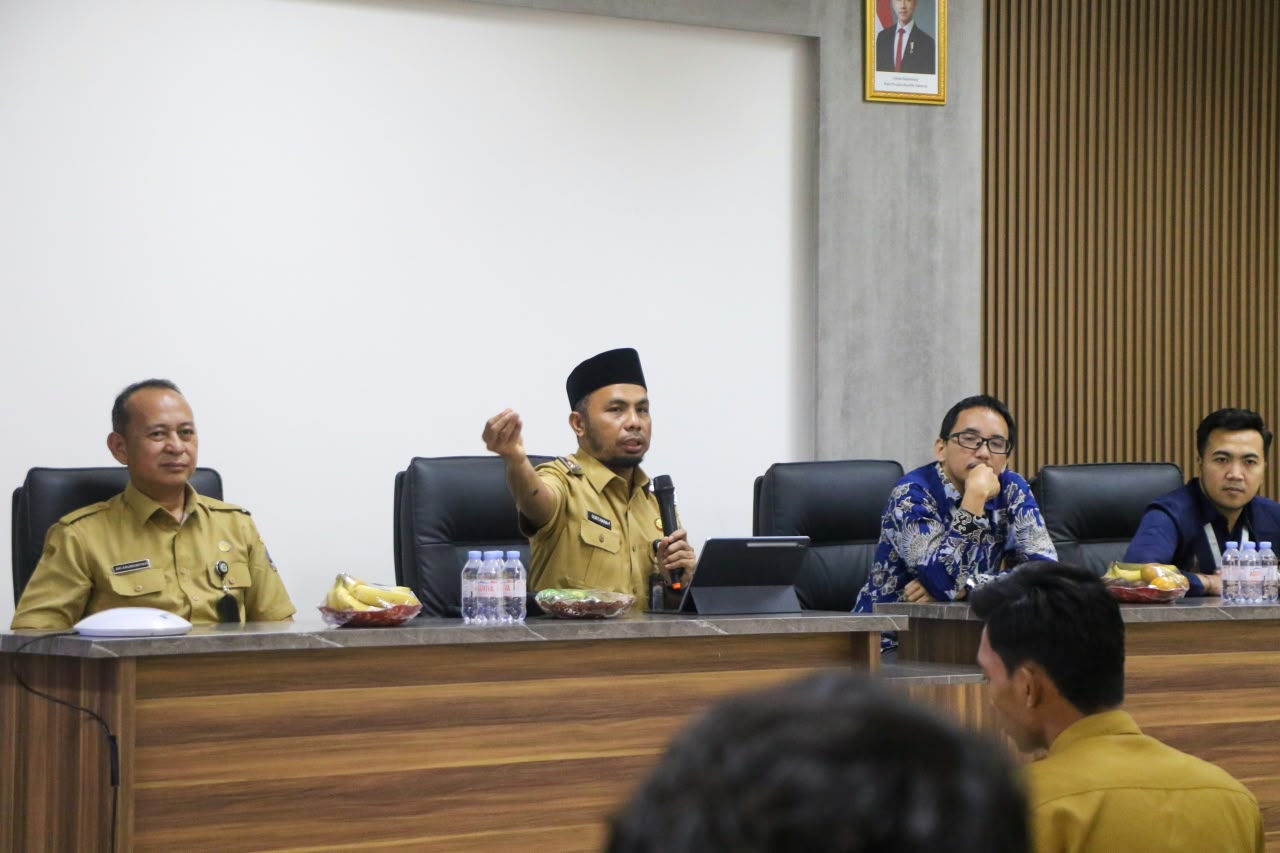 PELATIHAN. Kepala Diskominfo Kabupaten Serang Surtaman, membuka pelatihan pengoperasian aplikasi Sideka-NG di Aula Badan Kepegawaian dan Pengembangan Sumber Daya Manusia (BKPSDM) Puspemkab Serang Kecamatan Ciruas pada Senin (19/10). HUMAS PEMKAB SERANG