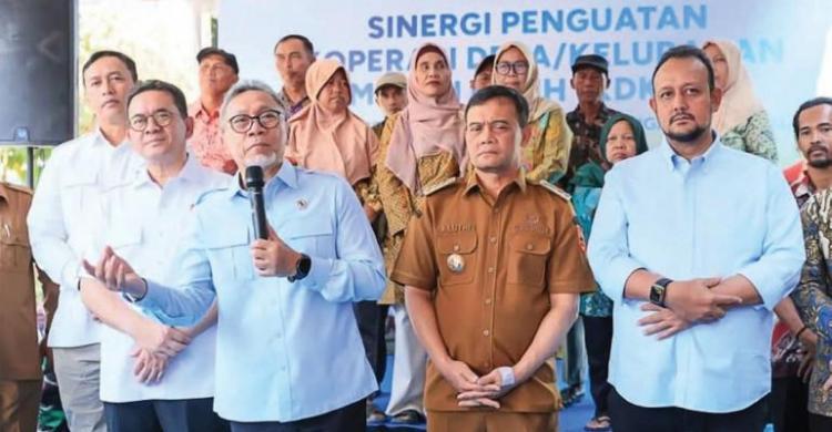 Menteri Koordinator (Menko) Bidang Pangan Zulkifli Hasan (ketiga kanan) bersama Menteri Perdagangan Budi Santoso (kiri) dan Gubernur Jawa Tengah Ahmad Luthfi (kedua kanan), meninjau Koperasi Desa/Kelurahan Merah Putih (KDKMP) di Kabupaten Sukoharjo, Jawa Tengah, Selasa (13/10/2026). Foto: Ist