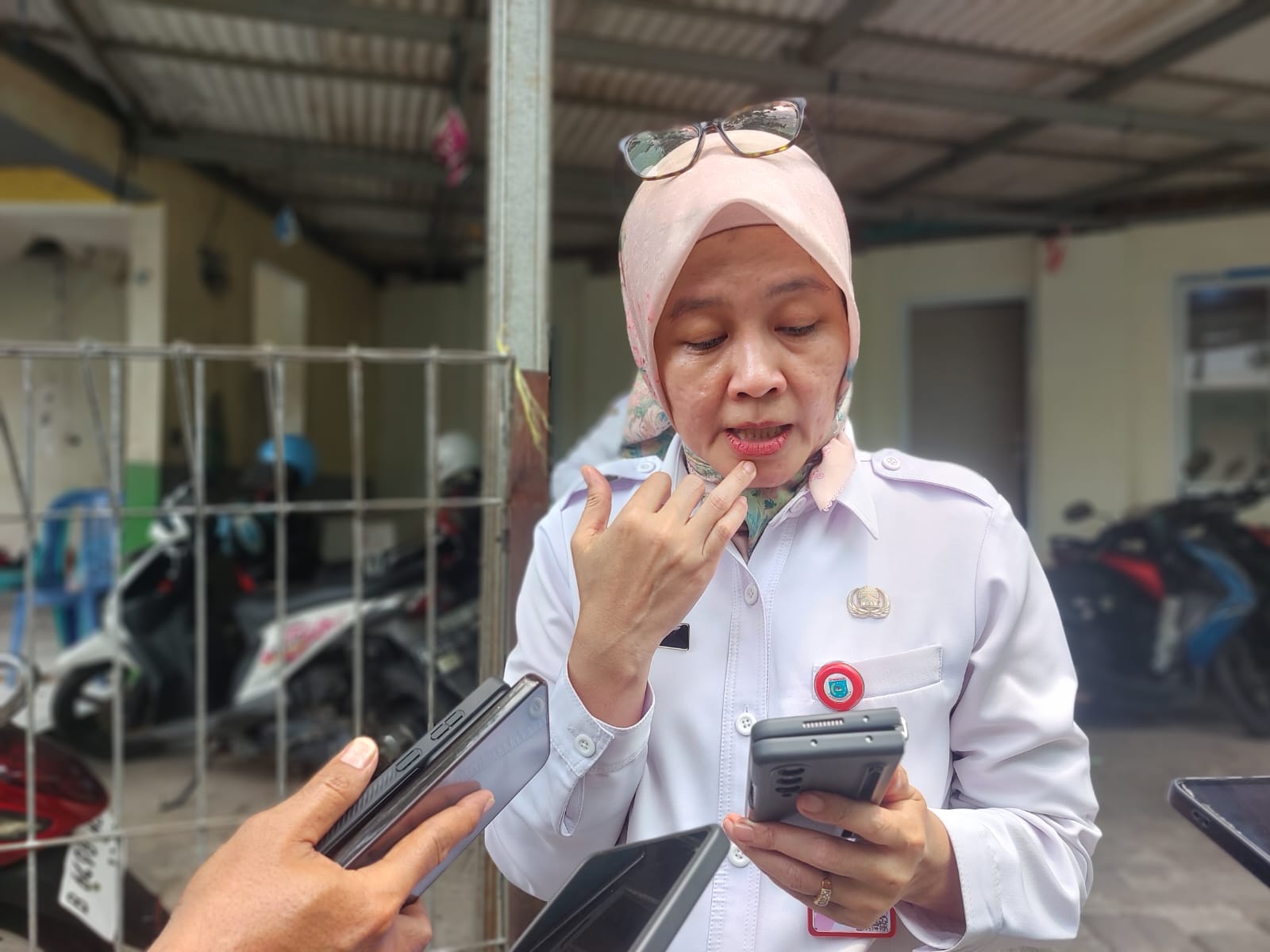 Kepala Dinas Kesehatan Kota Tangerang Selatan, Allin Hendalin Mahdaniar, saat ditemui awak media di kawasan Jelupang, Serpong Utara, Rabu (21/10/2026). (TangselPos/Rachman)
