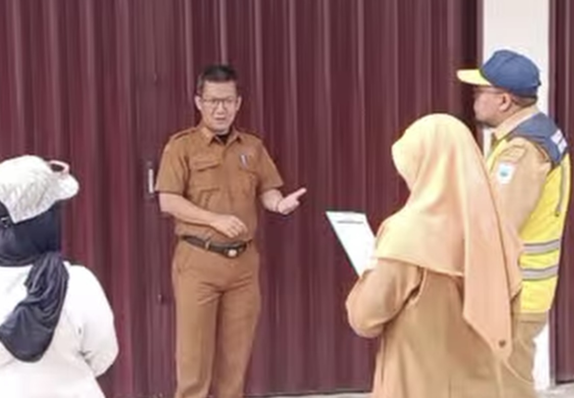 VERVAL GEDUNG KDKMP. Kepala Diskoperindag Pandeglang Rd Goenara Daradjat, bersama tim lainnya sedang melakukan verifikasi dan validasi ke salah satu bangunan KDKMP yang tersebar di wilayah Kabupaten Pandeglang, beberapa waktu lalu. (ISTIMEWA)