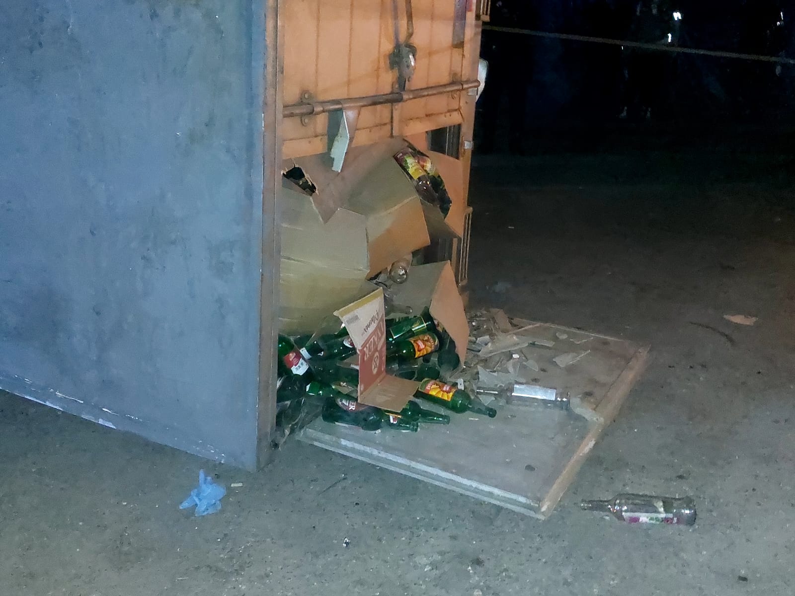BOTOL MIRAS. Potret kondisi botol minuman beralkohol yang berserakan dari dalam mobil saat dievakuasi dari lokasi ledakan Pasar Cimanggis