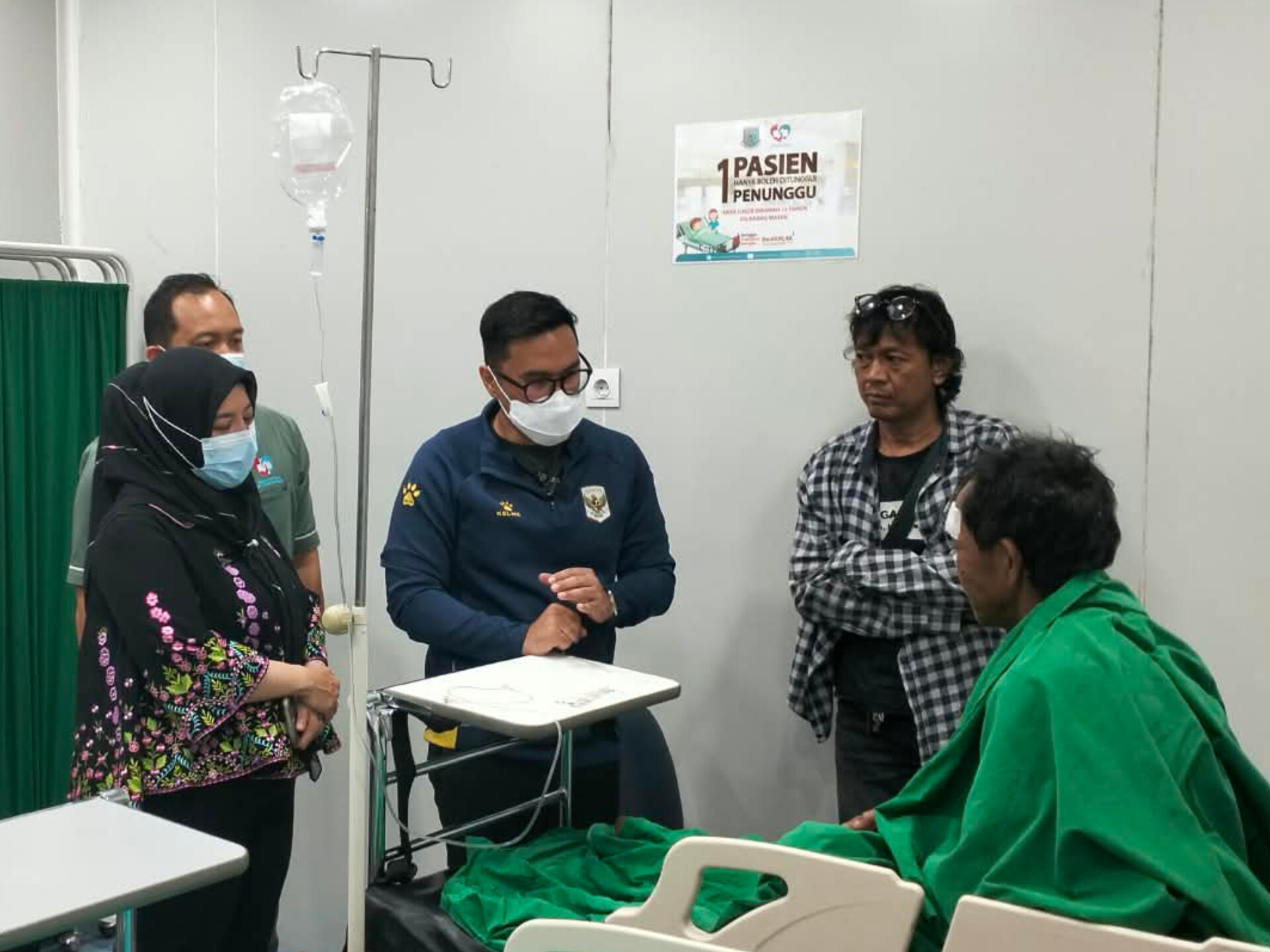 Wakil Wali Kota Tangsel, Pilar Saga Ichsan menjenguk para korban ledakan di RSU Tangsel, Kamis (15/10) malam. (Tangselpos/Rachman)