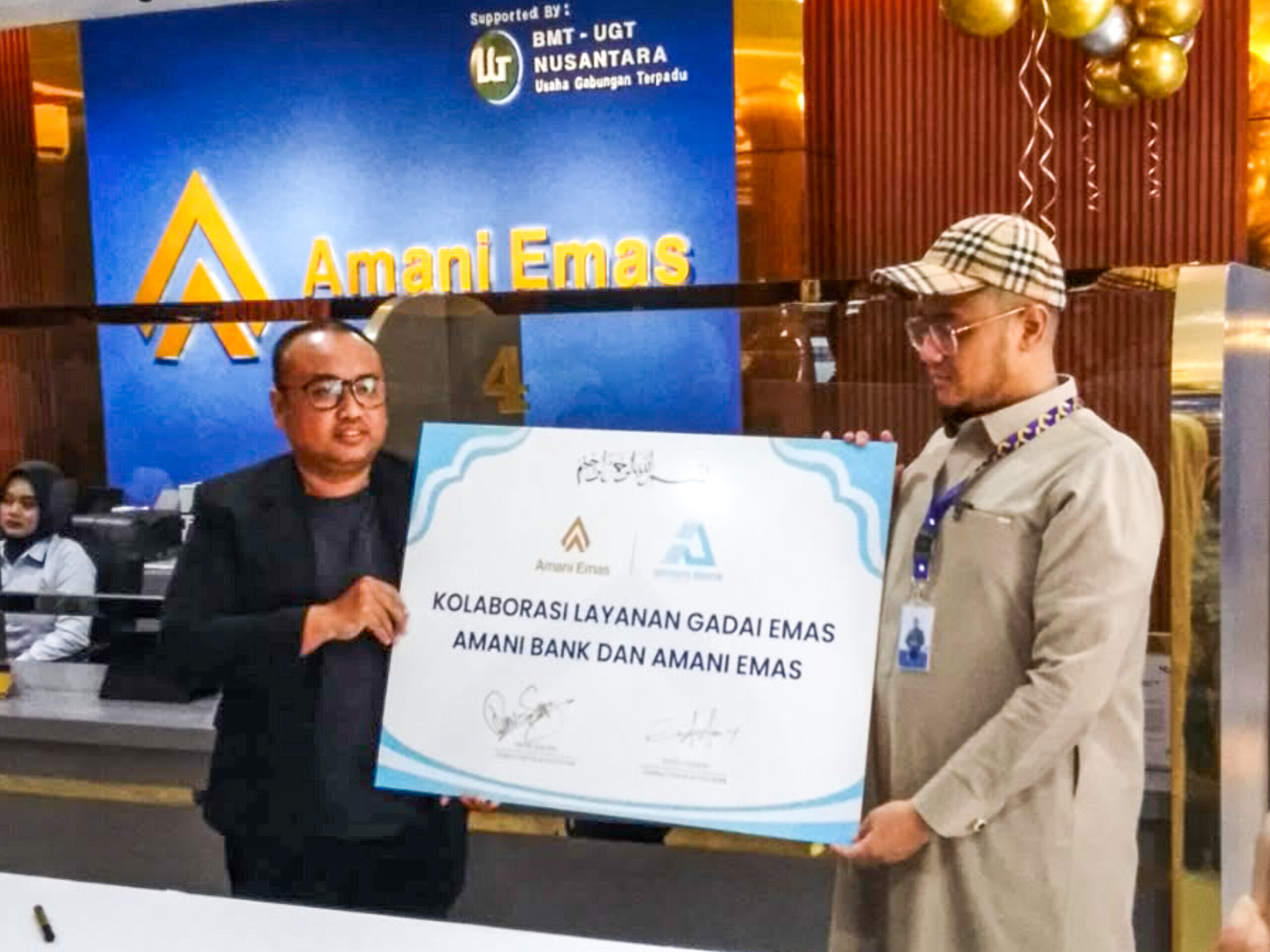 (Ki-ka) Direktur Utama Amani Bank, Endro Yuniaryo, dan CEO PT Amani Emas Indonesia, Rendy Saputra, menunjukkan plakat kolaborasi layanan gadai emas di gerai Amani Emas, Pasar Lama, Kota Tangerang, Sabtu (17/10/2026). (tangselpos.id/lim)