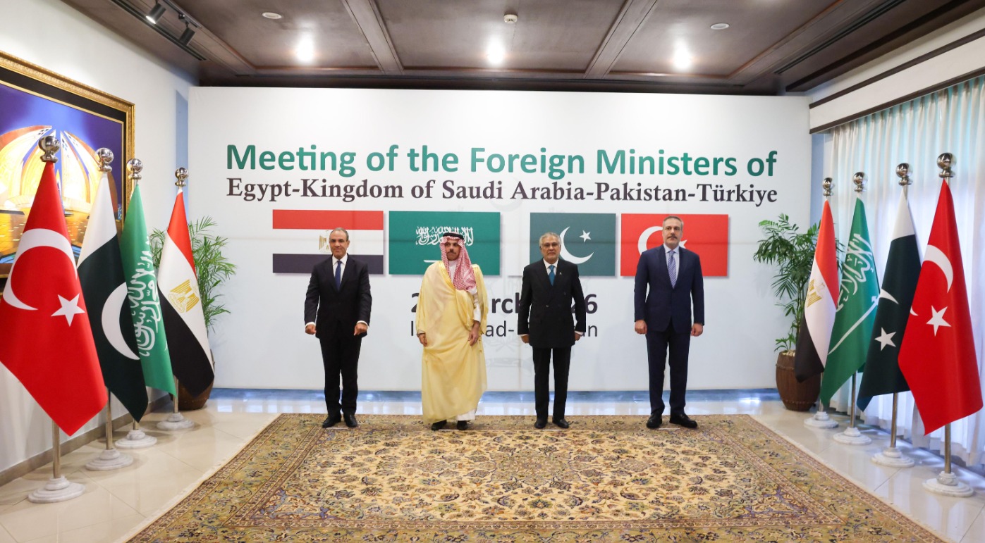 Presiden Iran Masoud Pezeshkian bersama pejabat tinggi Arab Saudi, Pakistan, dan Turki dalam pertemuan empat pihak di Teheran, Senin (26/10/2026). Foto : Ist