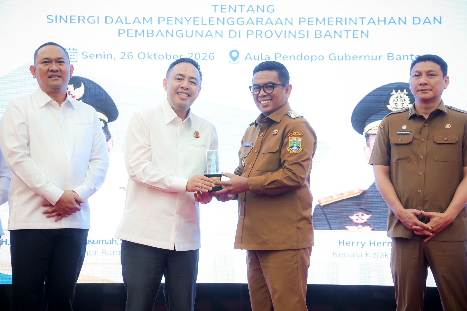 Gubernur Andra Soni dan Kejati Banten Herry Hermanus Horo. Foto : Humas Pemprov